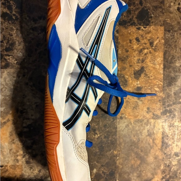 ASICS women’s volleyball shoes - Picture 1 of 3